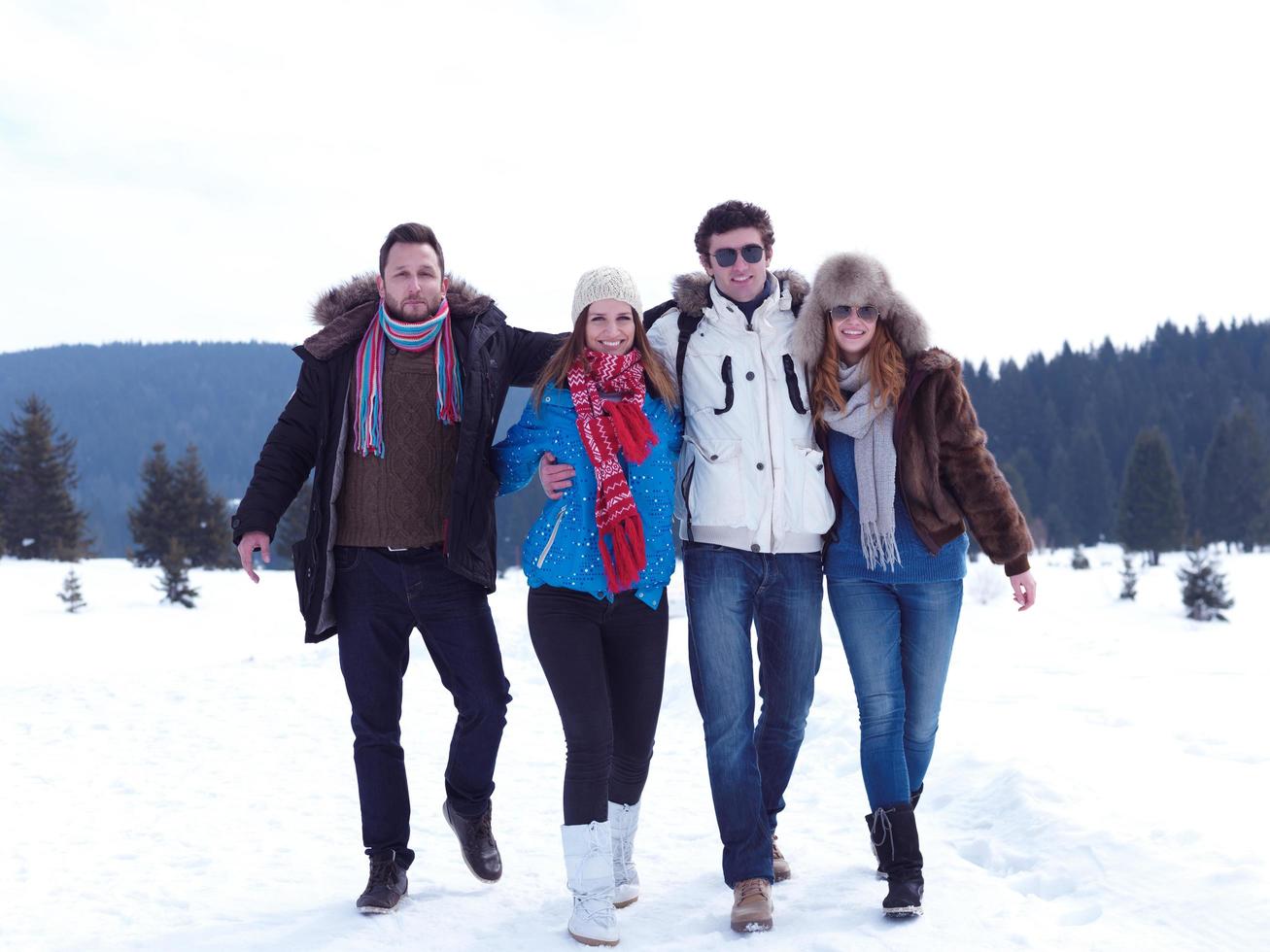 grupo de amigos divertirse y relajarse en vacaciones de invierno foto