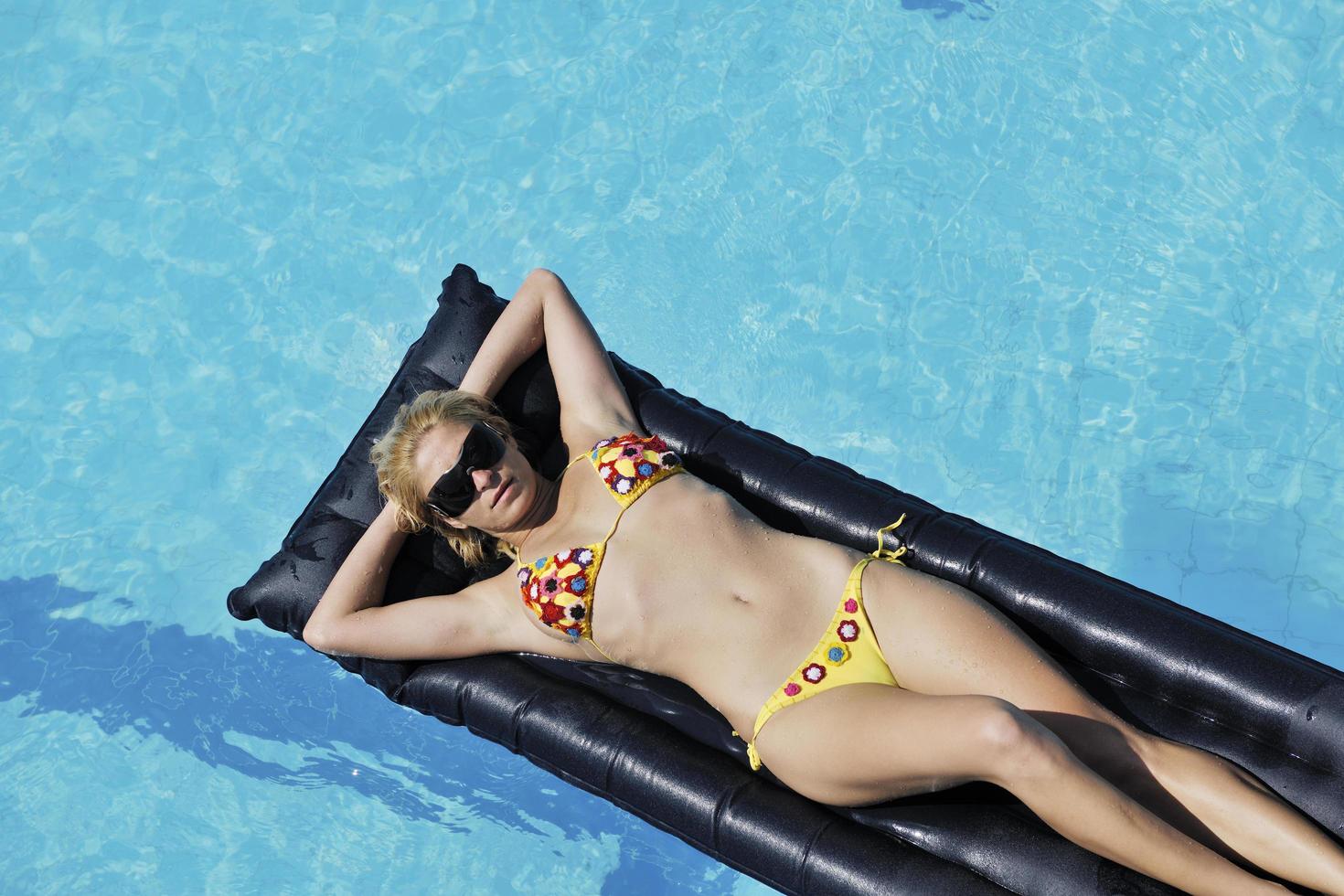 hermosa mujer relajarse en la piscina foto