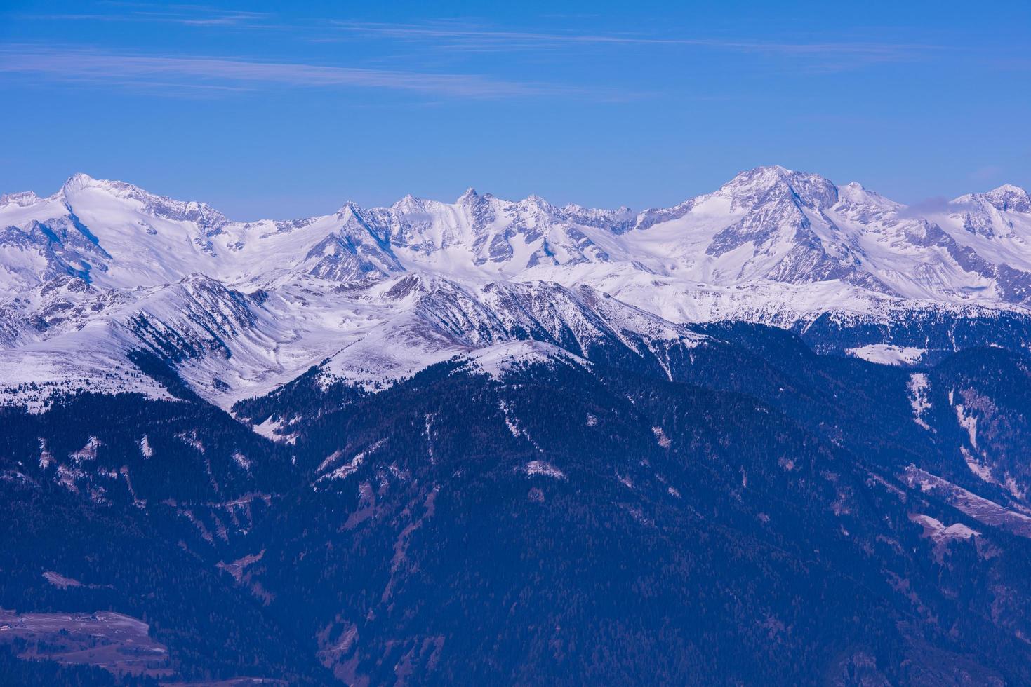 vista de las montañas de invierno foto