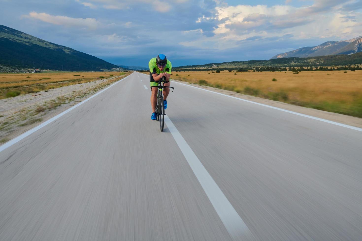 atleta de triatlón montando bicicleta foto