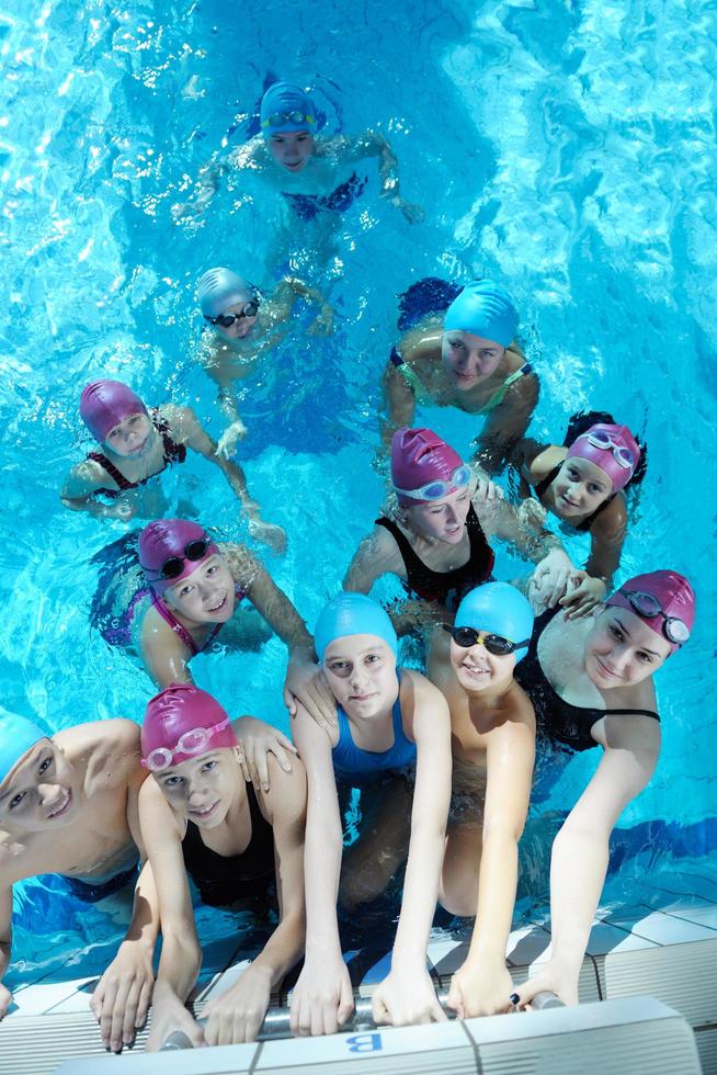 grupo de niños felices en la piscina foto