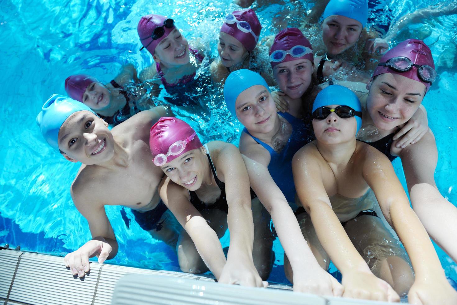 grupo de niños felices en la piscina foto