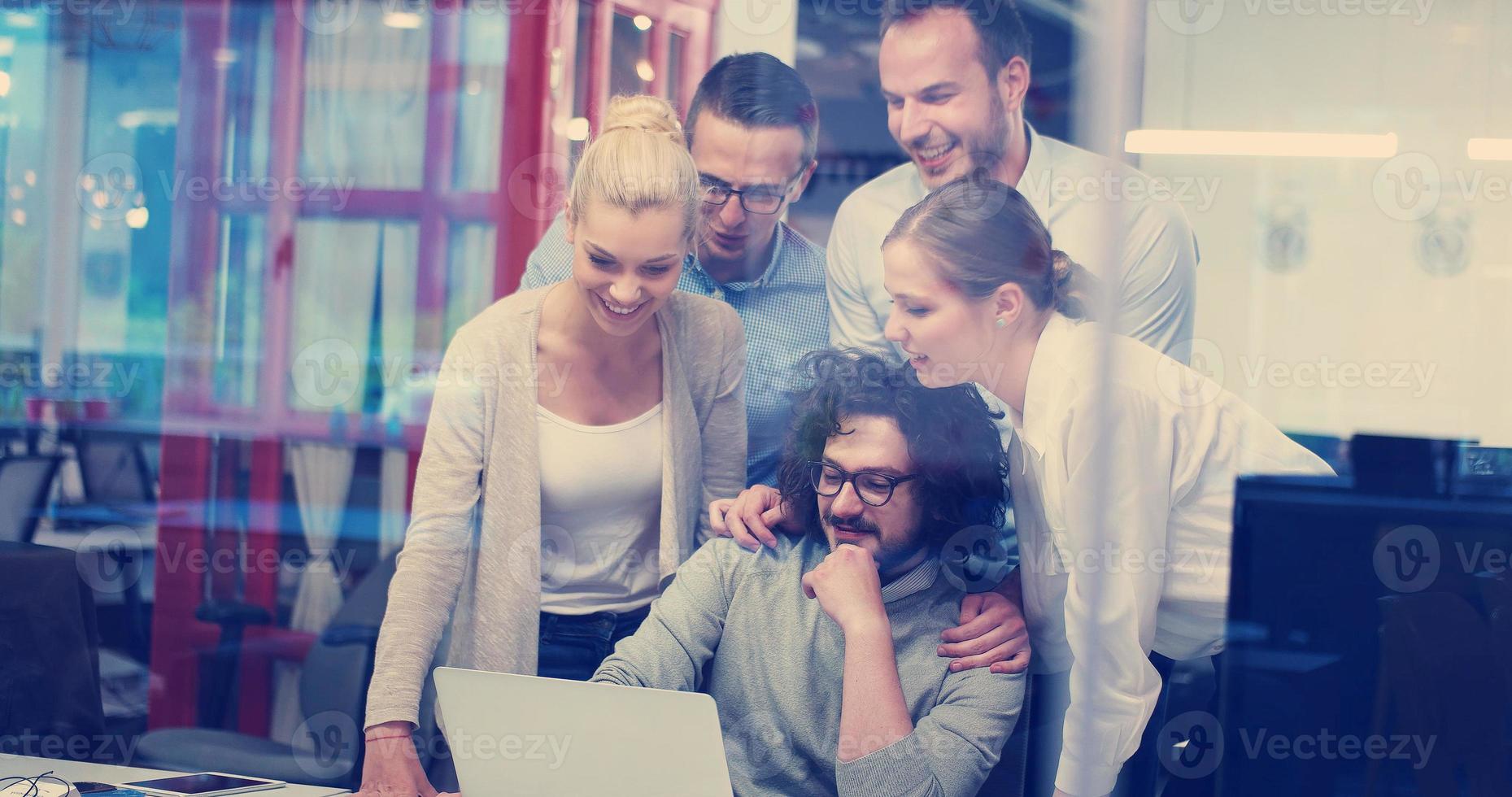 equipo de negocios de inicio en una reunión en un edificio de oficinas moderno foto