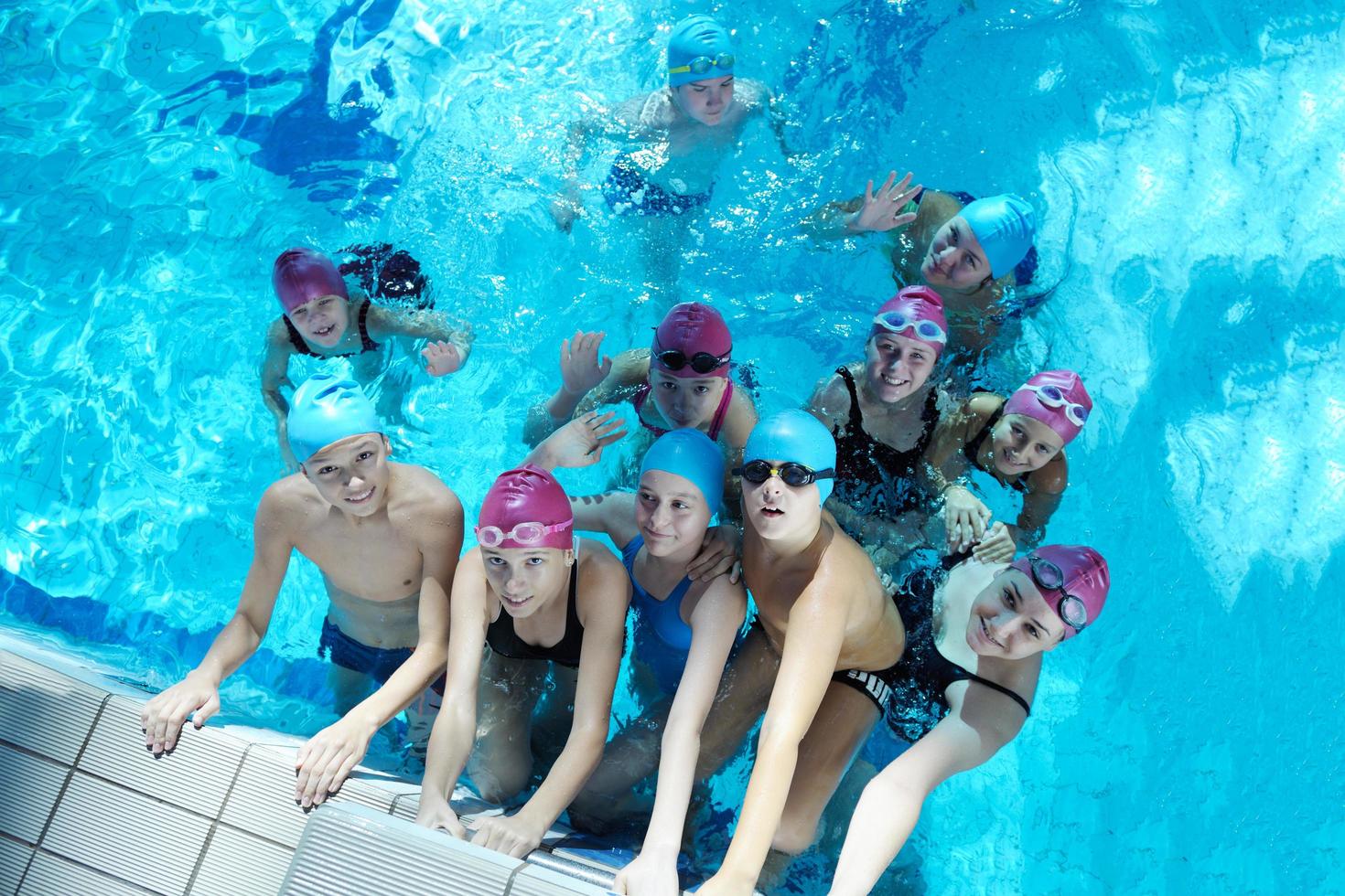 grupo de niños felices en la piscina foto