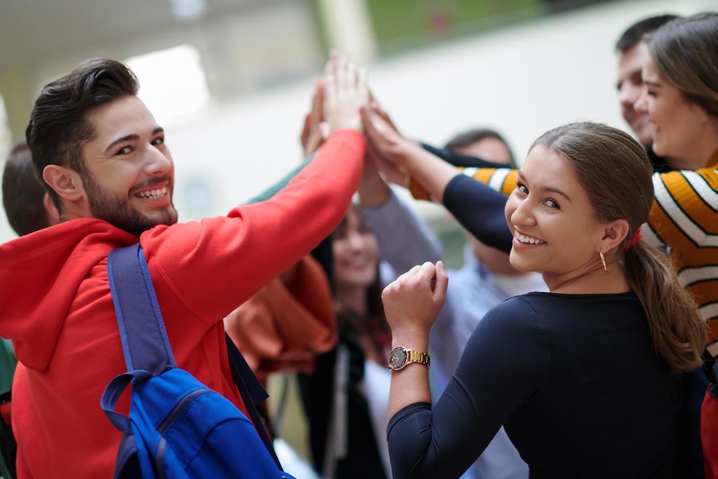 estudiantes juntos en problema, brazo en el aire foto