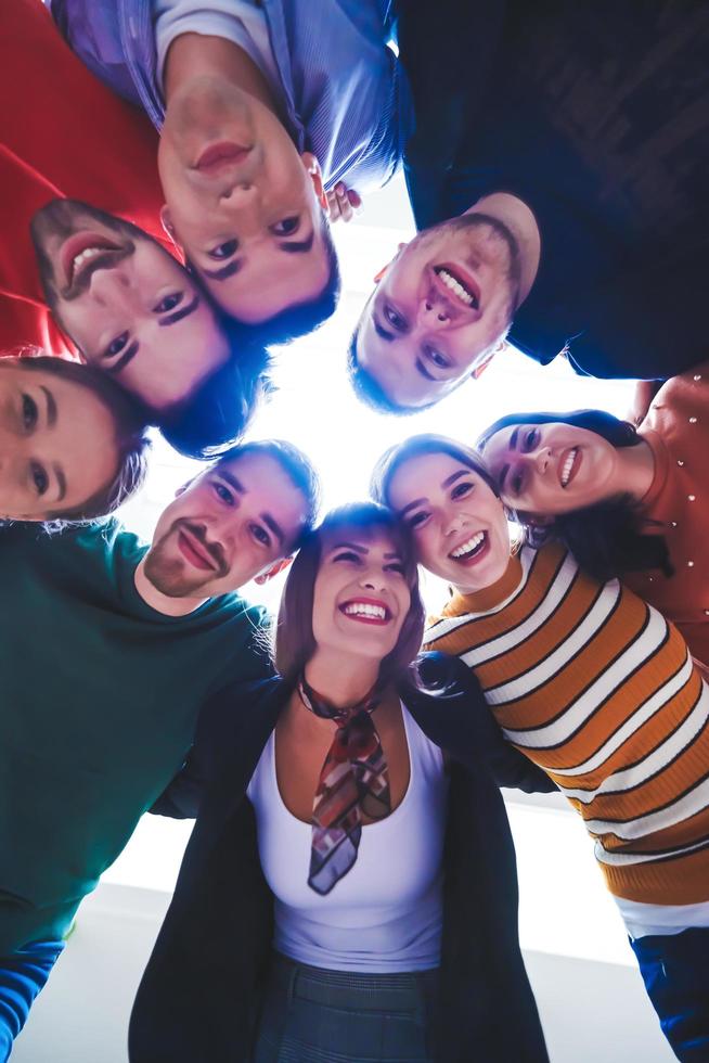 grupo de jóvenes felices mostrando su unidad foto