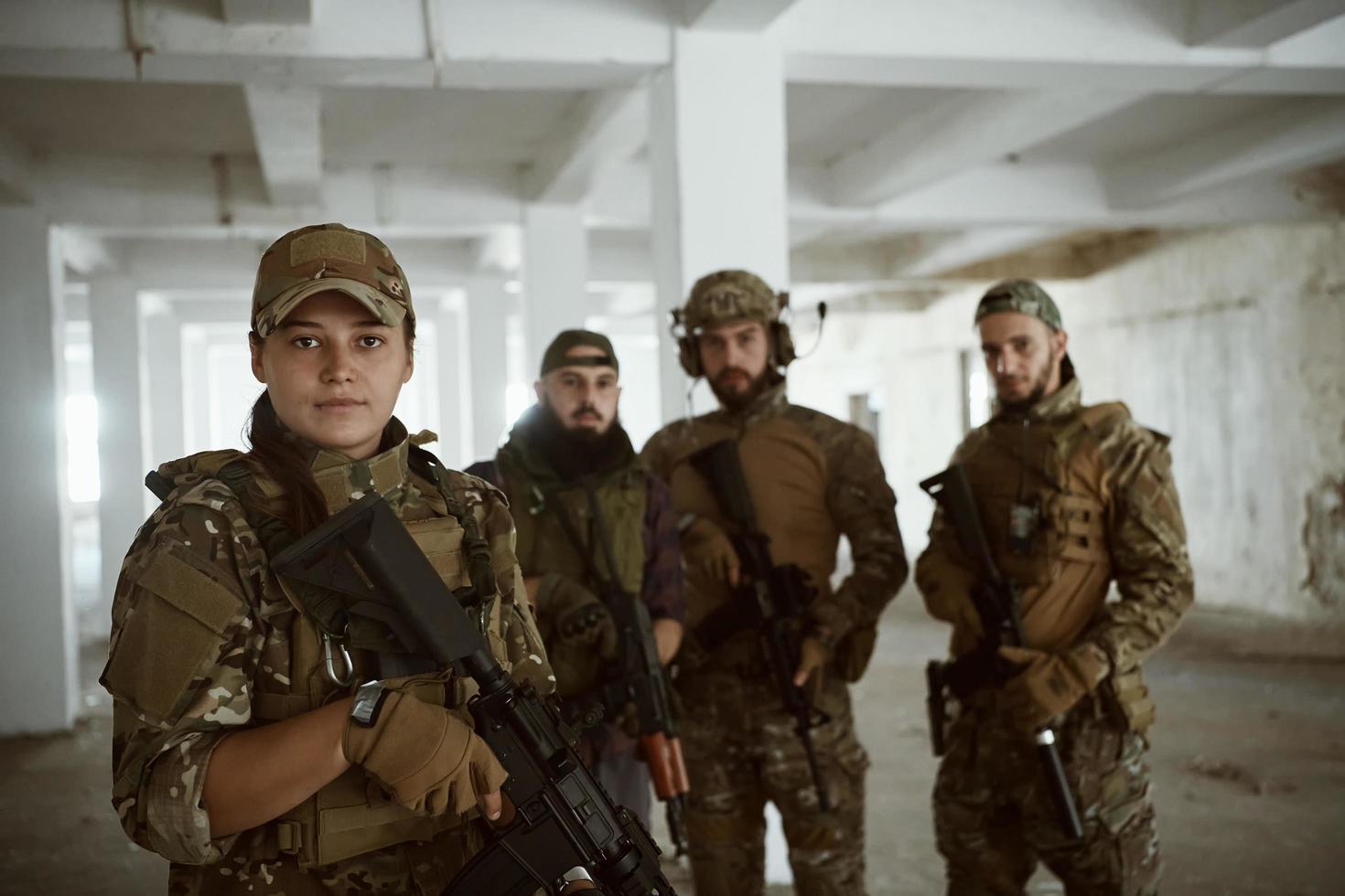 retrato del equipo de escuadrón de soldados en un entorno urbano foto