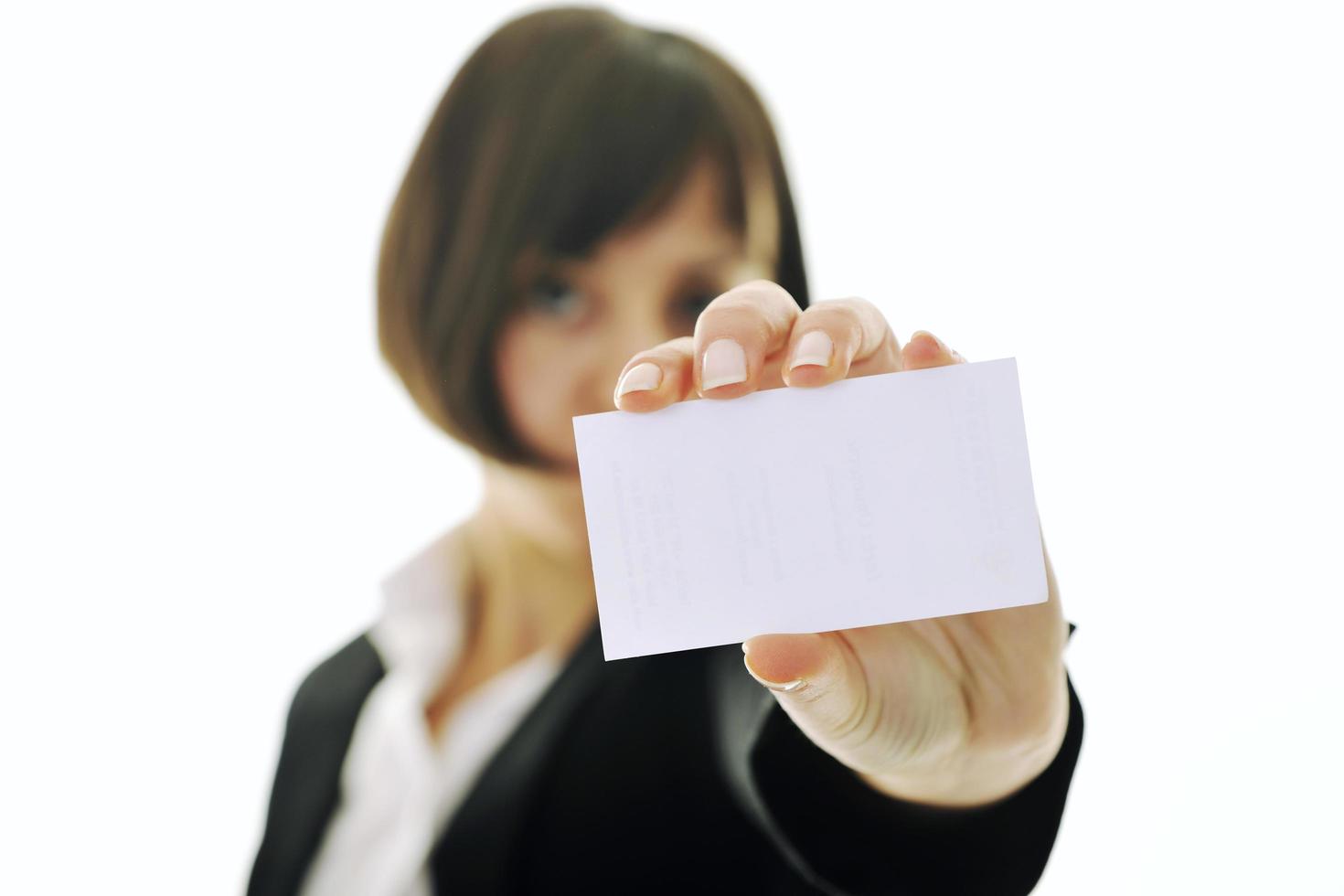 mujer de negocios joven que muestra la tarjeta de visita vacía foto