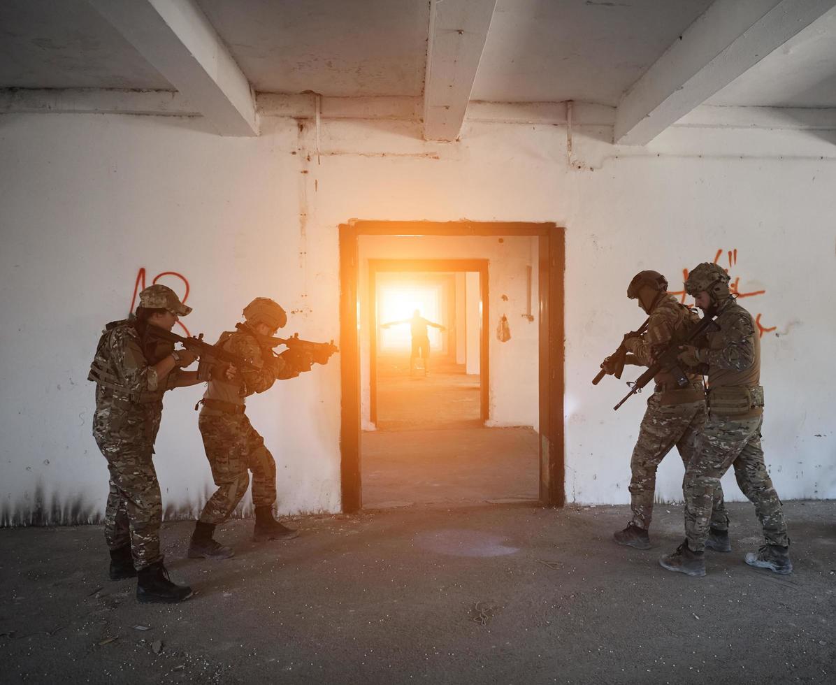 tropas militares en acción entorno urbano foto