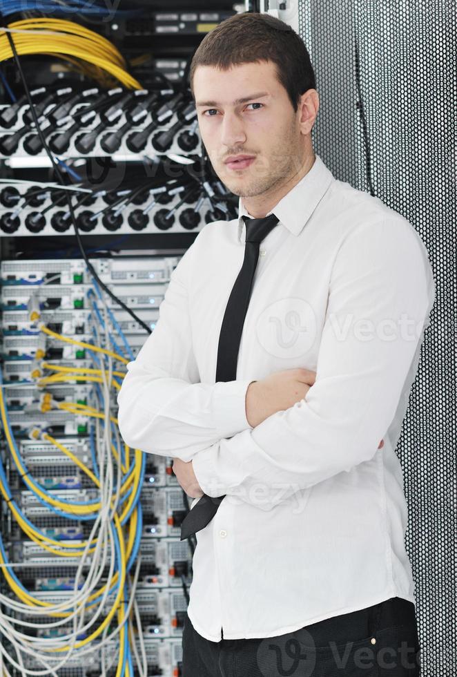 joven ingeniero informático en la sala de servidores del centro de datos foto