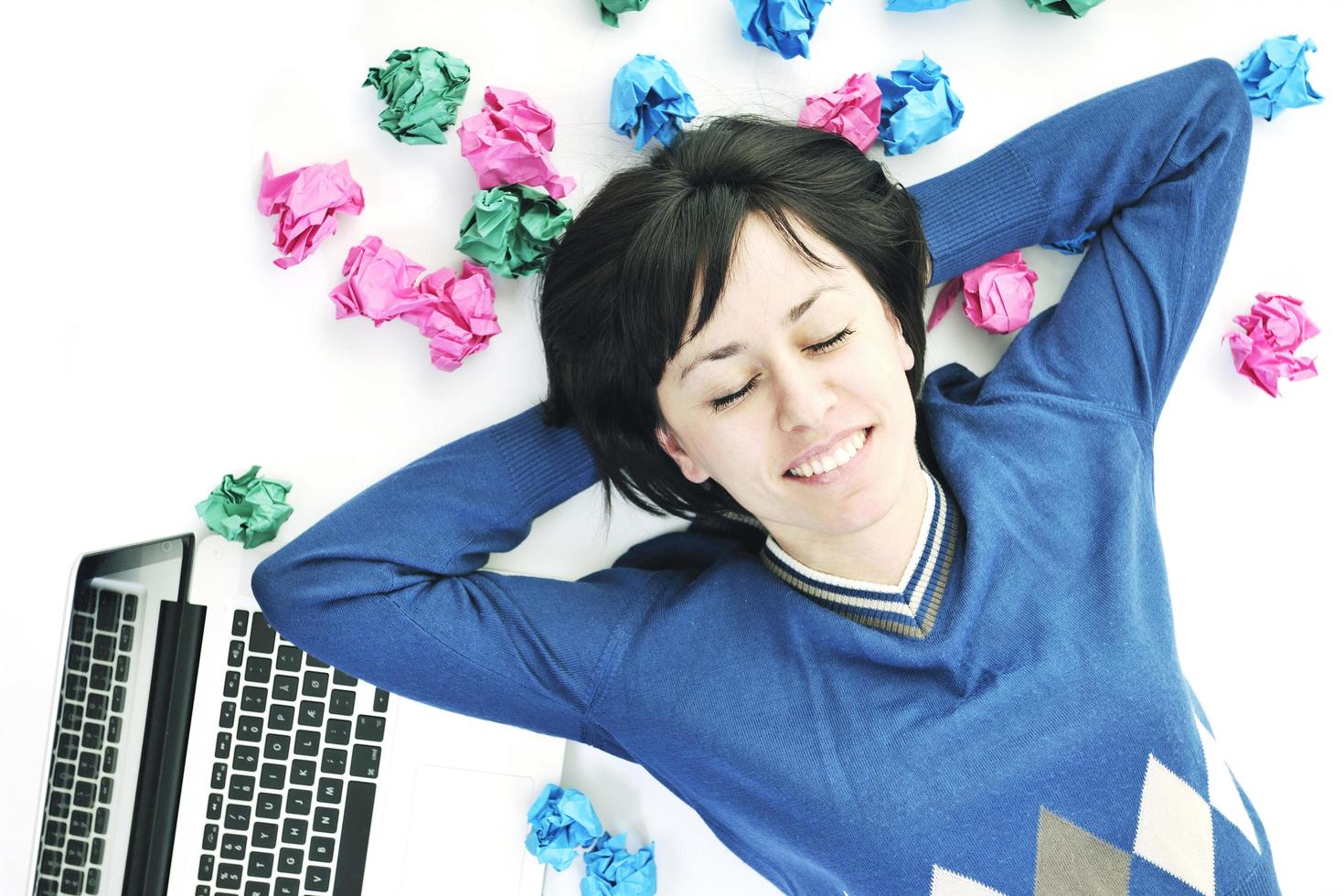 mujer joven aislada en blanco buscando soluciones foto