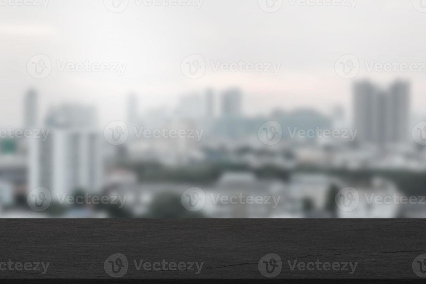 mesa de madera vacía con vistas a la ciudad o escritorio de madera con paisaje urbano con fondo borroso, espacio para copiar el texto foto