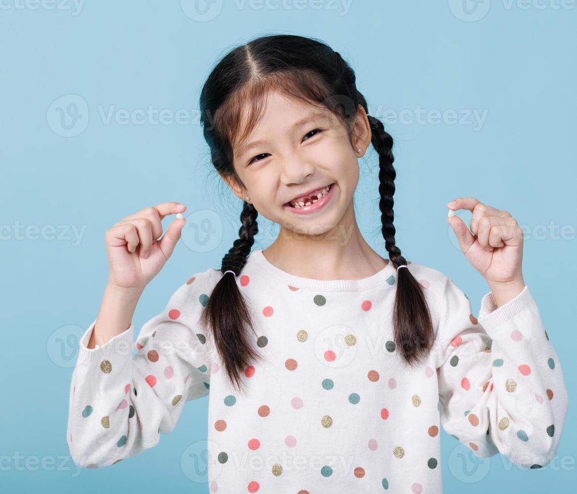 Closeup child girl smiling with loose teeth, Dentistry and Health care concept photo
