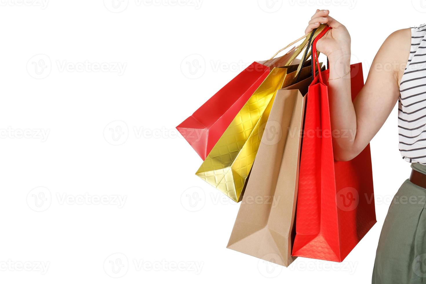 mujer de compras sosteniendo bolsas de compras, aislada en un estudio blanco con espacio de copia, concepto de estilo de vida de marketing digital de comercio electrónico foto