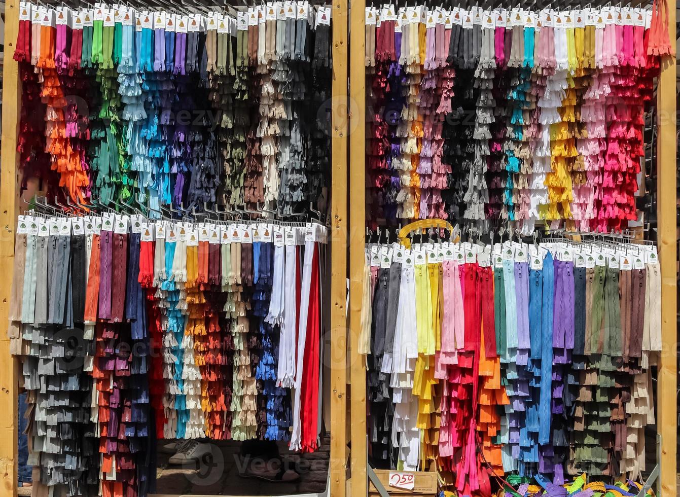vista de cerca de muestras de cremalleras en diferentes colores encontradas en un mercado de telas. foto