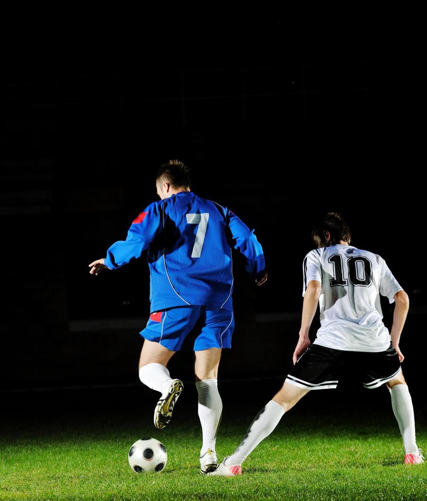 futbolistas en acción por el balón foto