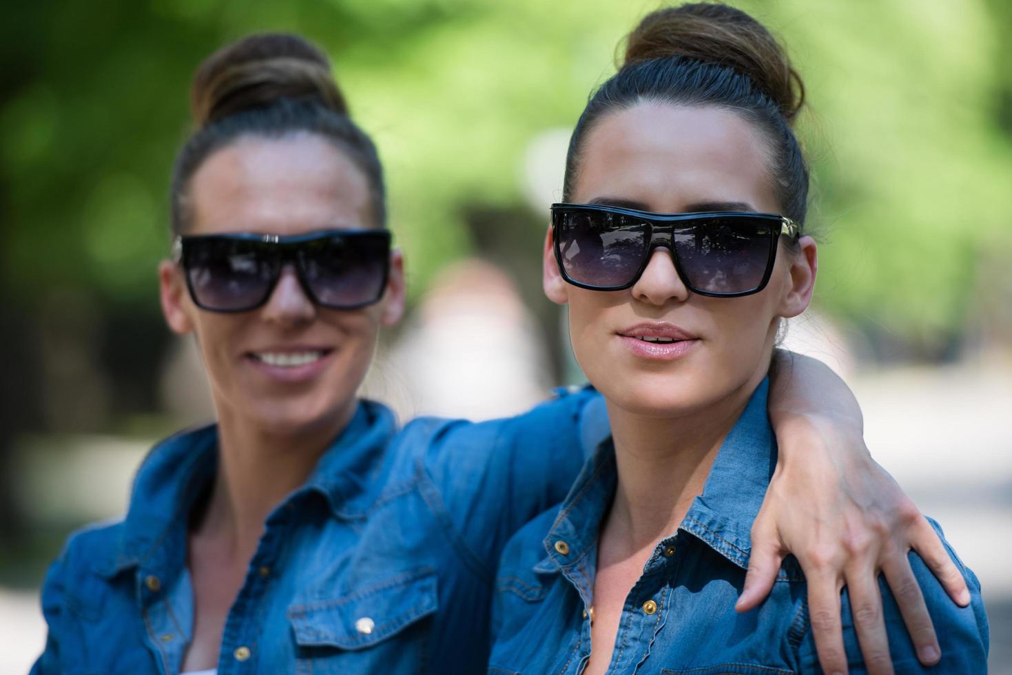 hermana gemela con gafas de sol foto