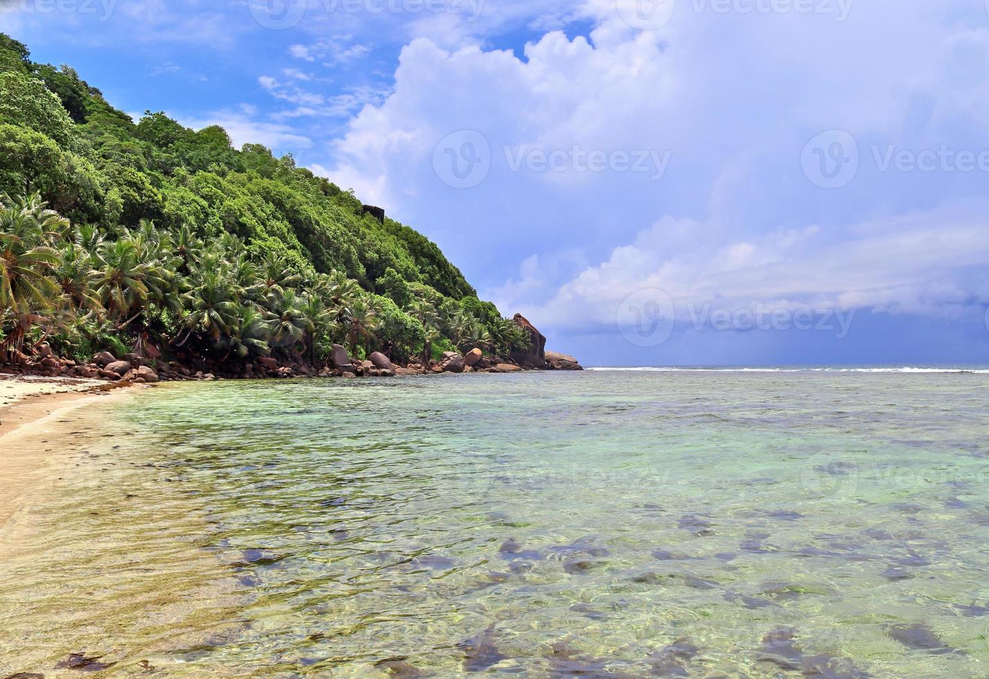 día soleado vista a la playa en las islas del paraíso seychelles foto