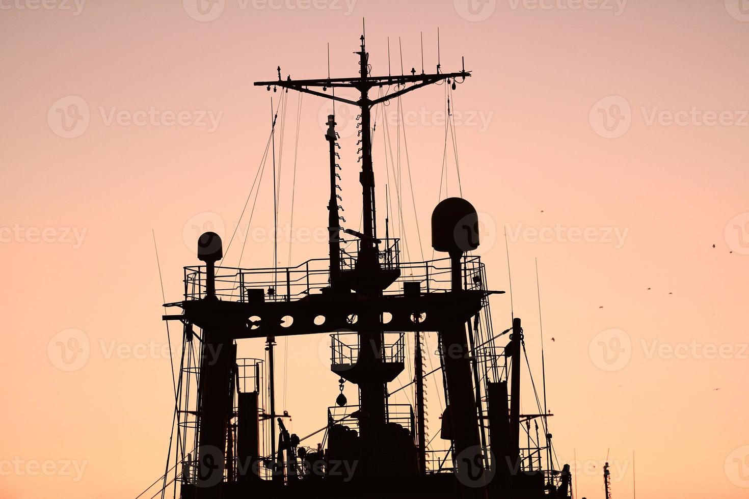 siluetas de barcos y grúas de contenedores en el puerto marítimo foto