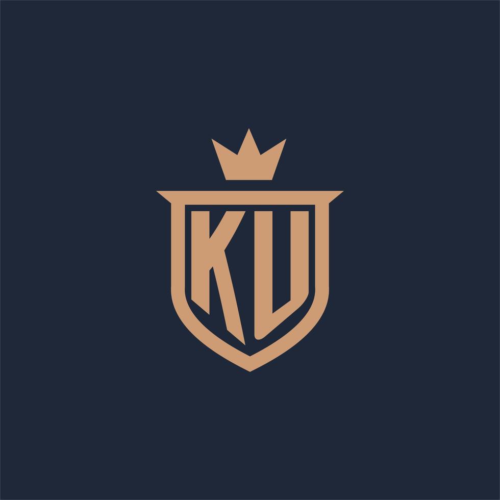 logotipo inicial del monograma ku con estilo escudo y corona vector