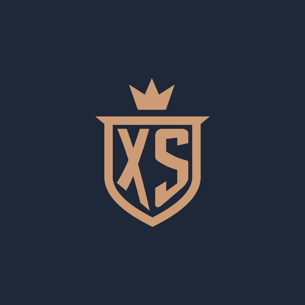 logotipo inicial del monograma xs con estilo de escudo y corona vector