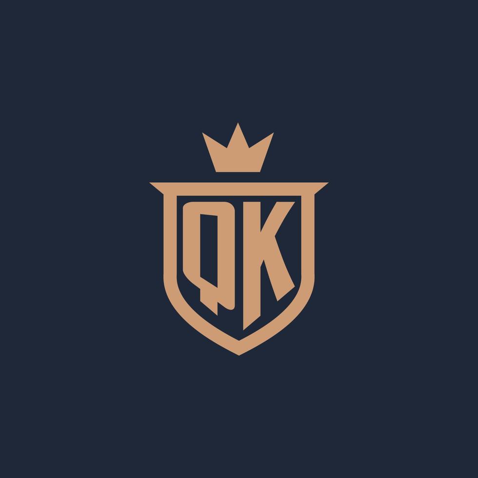 logotipo inicial del monograma qk con estilo de escudo y corona vector