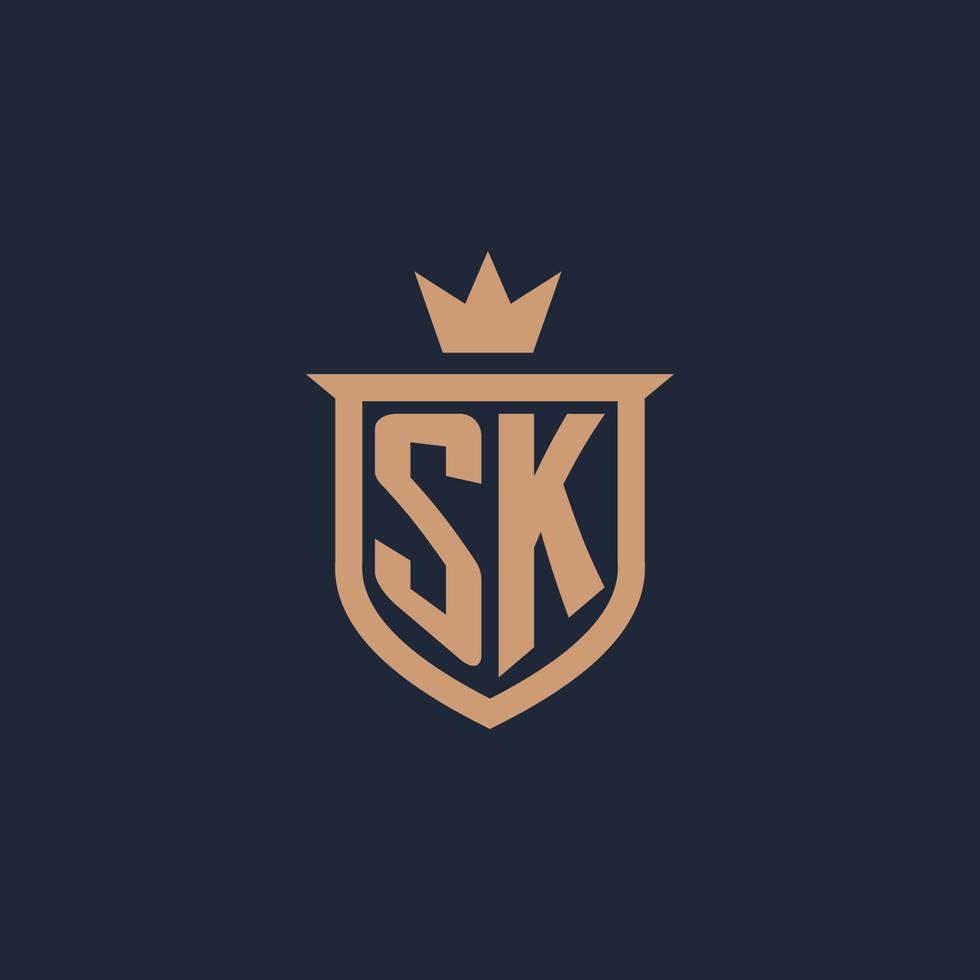 logotipo inicial del monograma sk con estilo escudo y corona vector