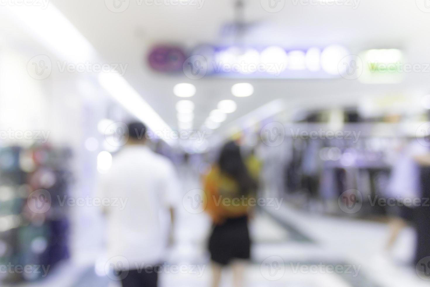 caminando en el fondo borroso del centro comercial foto