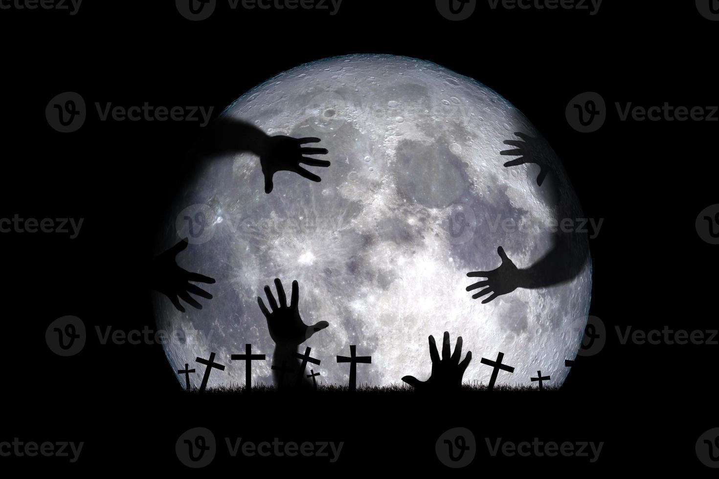 idea del festival de halloween. fantasma de un árbol muerto con la luna al fondo. foto