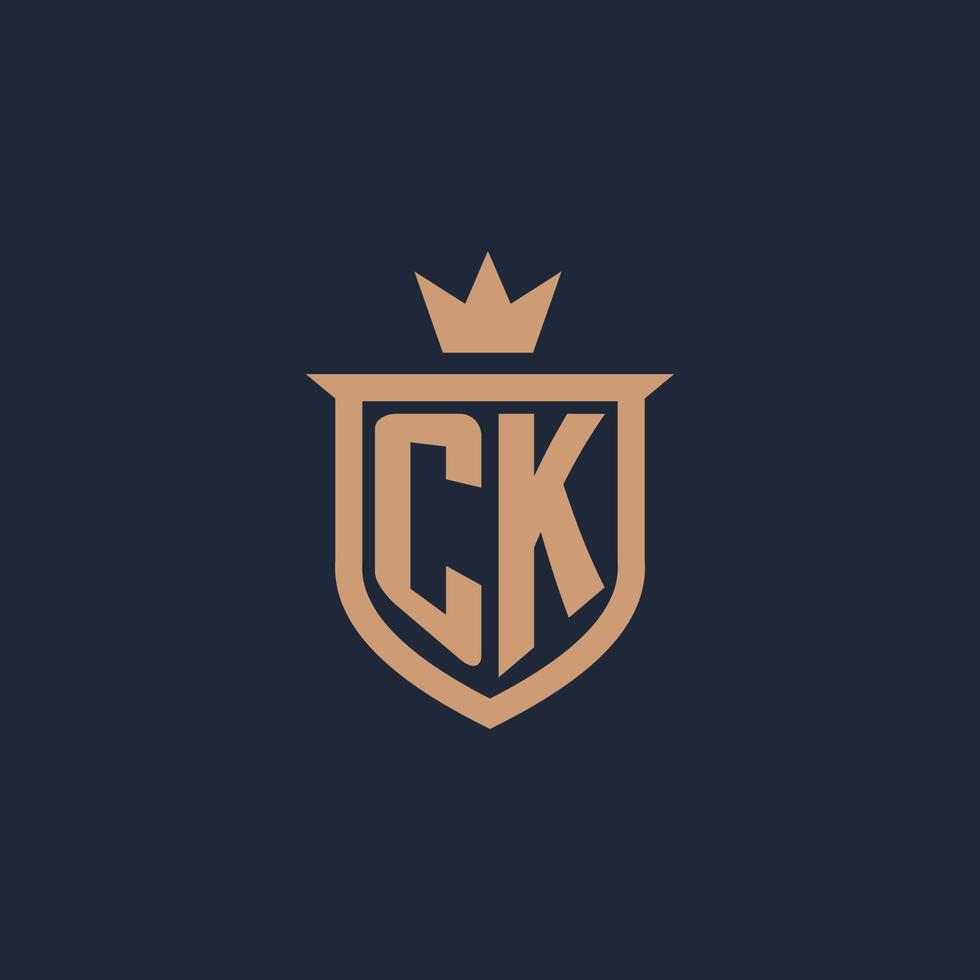 logotipo inicial del monograma ck con estilo de escudo y corona vector