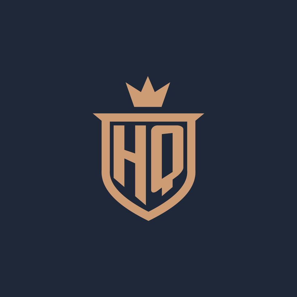 logotipo inicial del monograma hq con estilo de escudo y corona vector