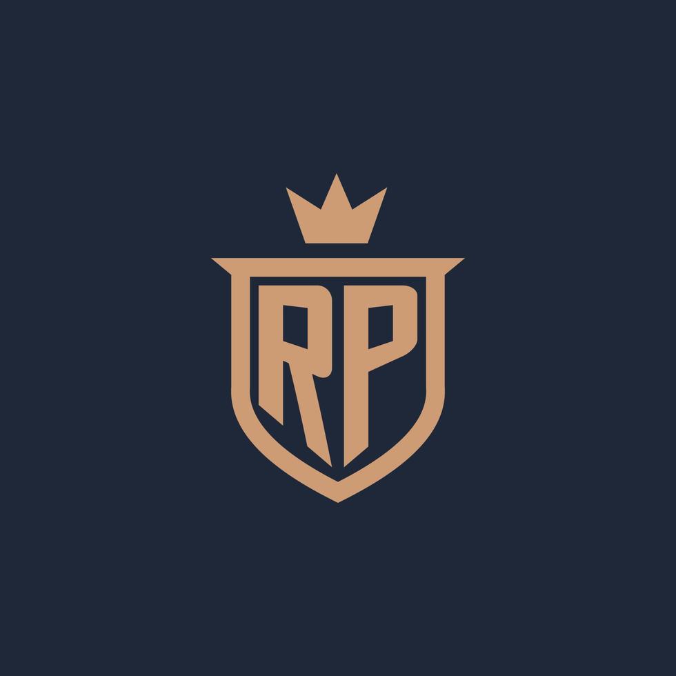 logotipo inicial del monograma rp con estilo escudo y corona vector