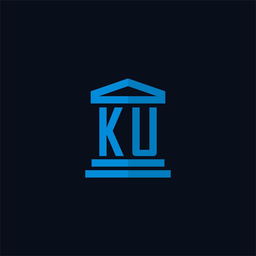 monograma del logotipo inicial de ku con vector de diseño de icono de edificio de juzgado simple