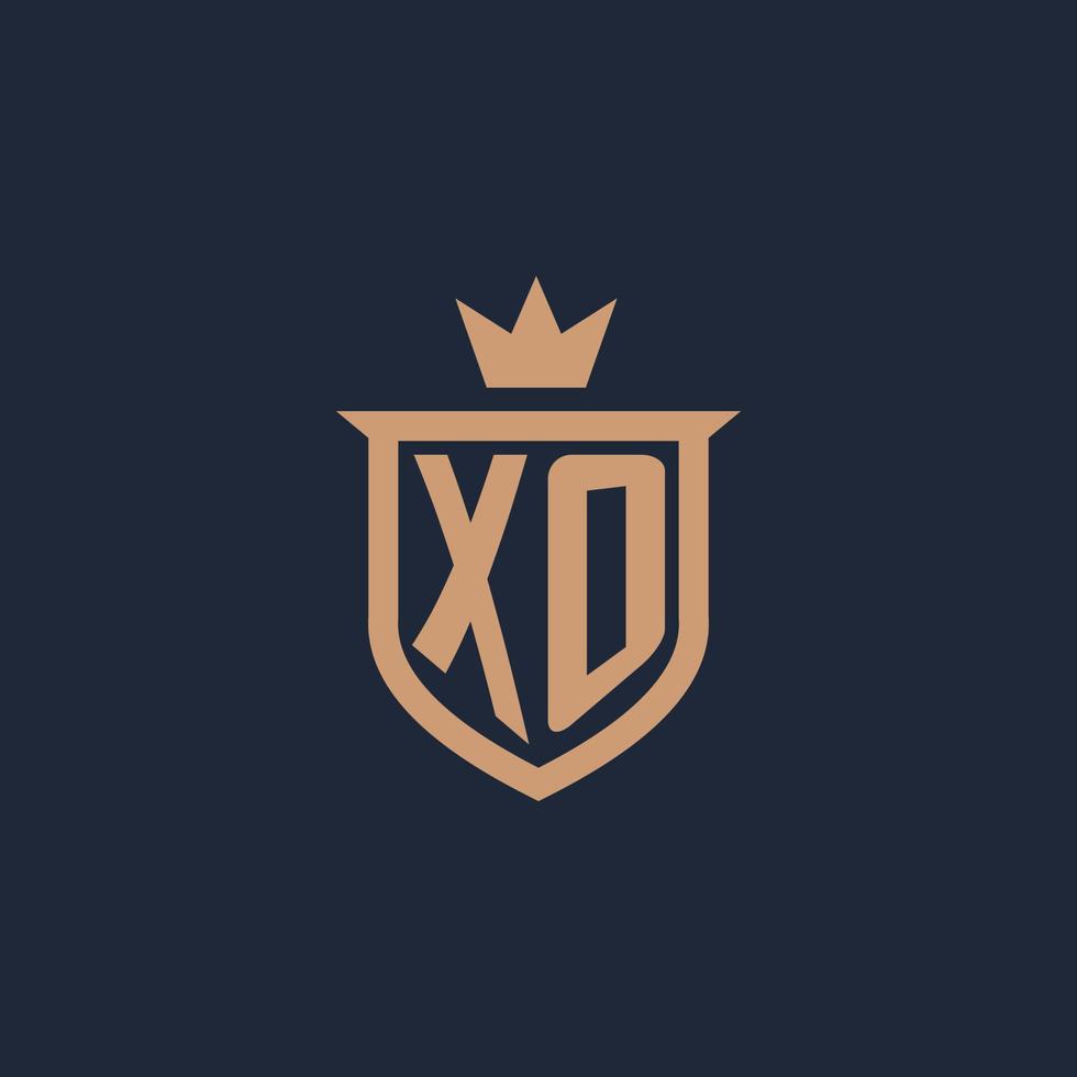 logotipo inicial del monograma xo con estilo de escudo y corona vector