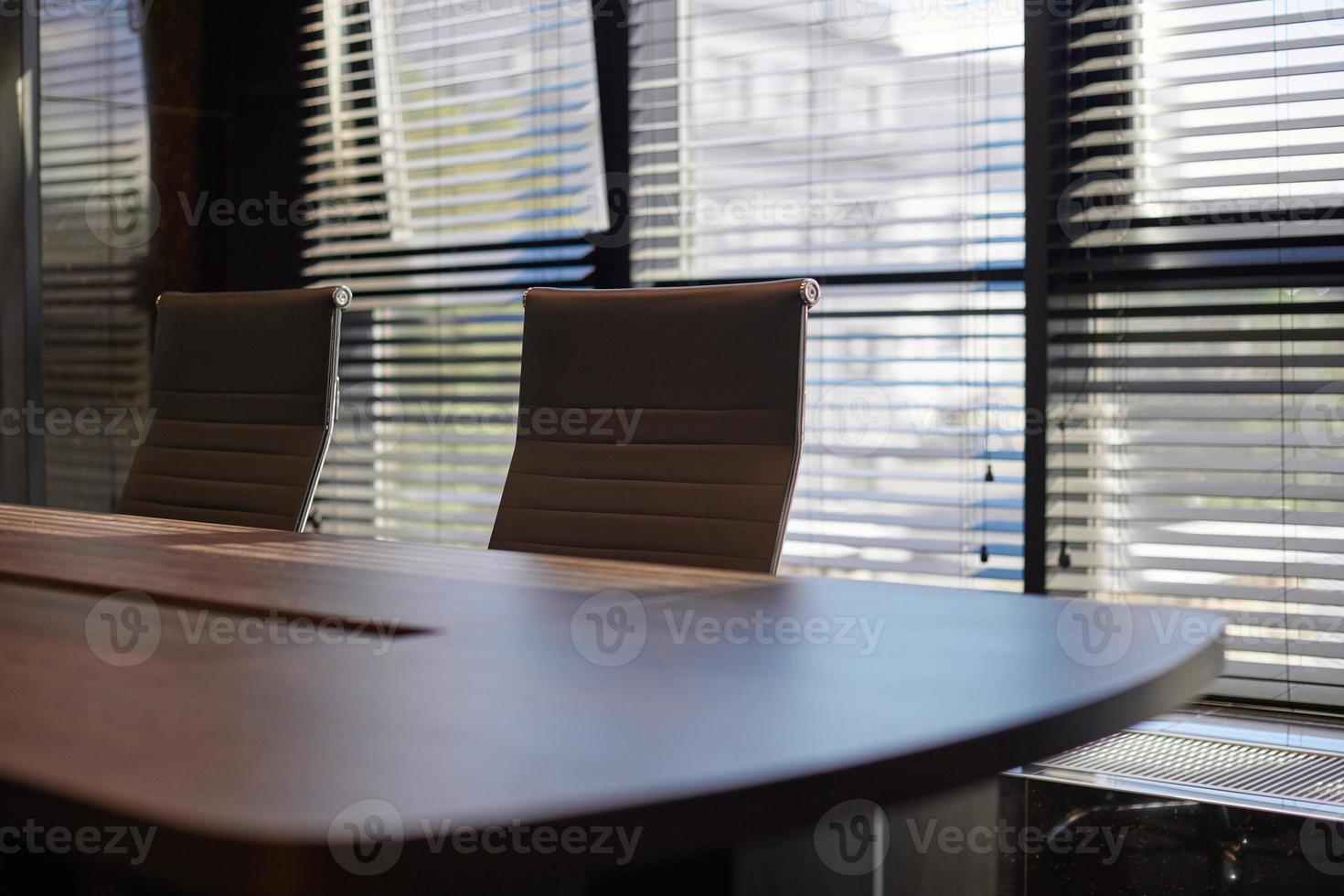 sala de conferencias en la oficina. moderna sala de reuniones para negociaciones comerciales y reuniones de negocios. sala del consejo foto