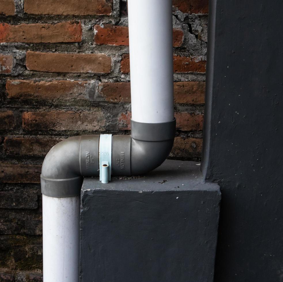 tubería de agua de lluvia de los canalones de la casa foto