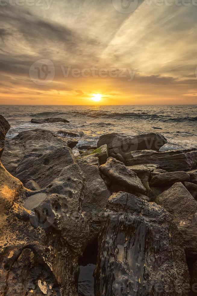 impresionante amanecer en el mar entre las rocas en la orilla del mar negro cerca de varna, bulgaria foto