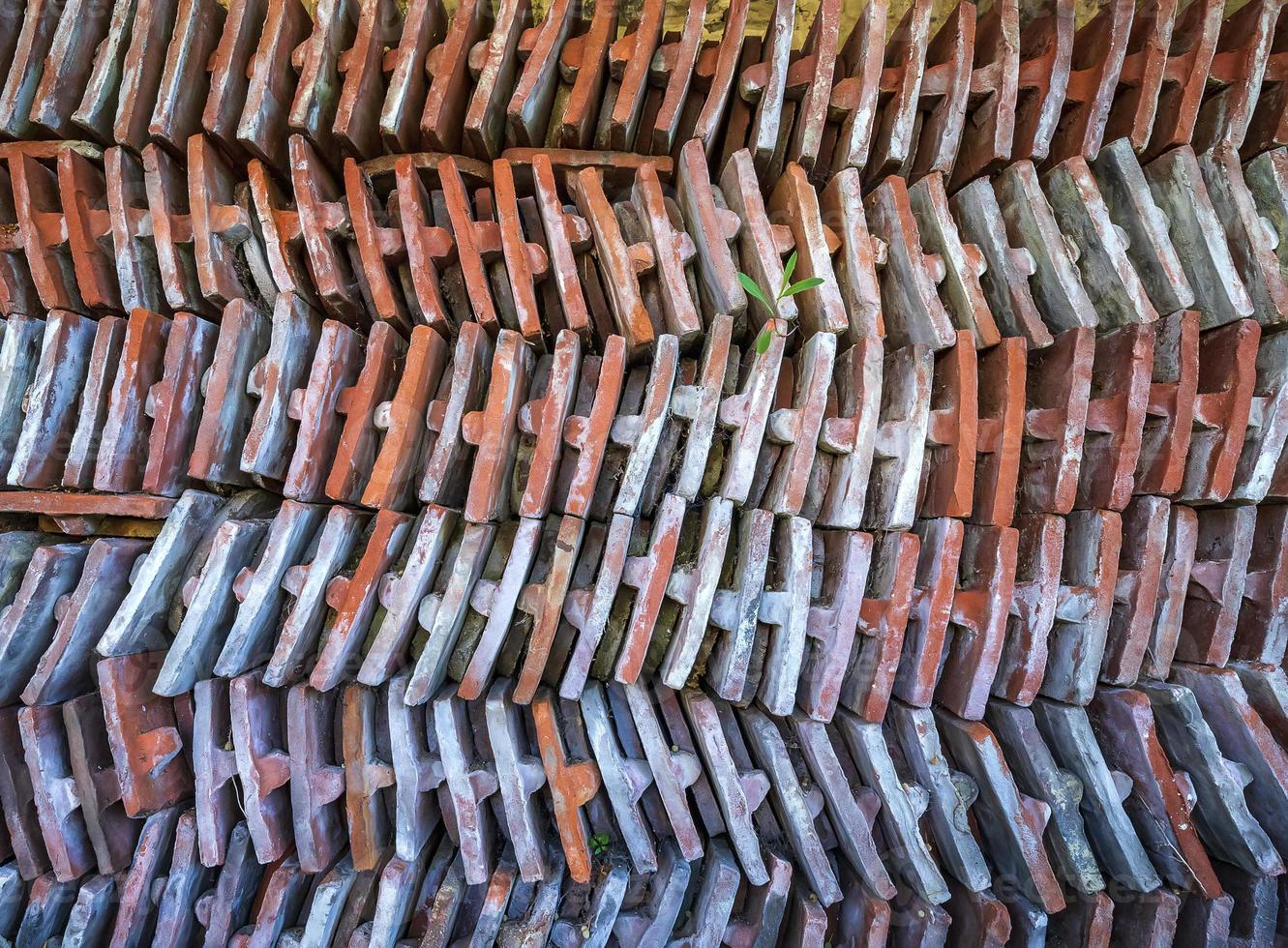 pilas ordenadas de tejas viejas en un patio foto