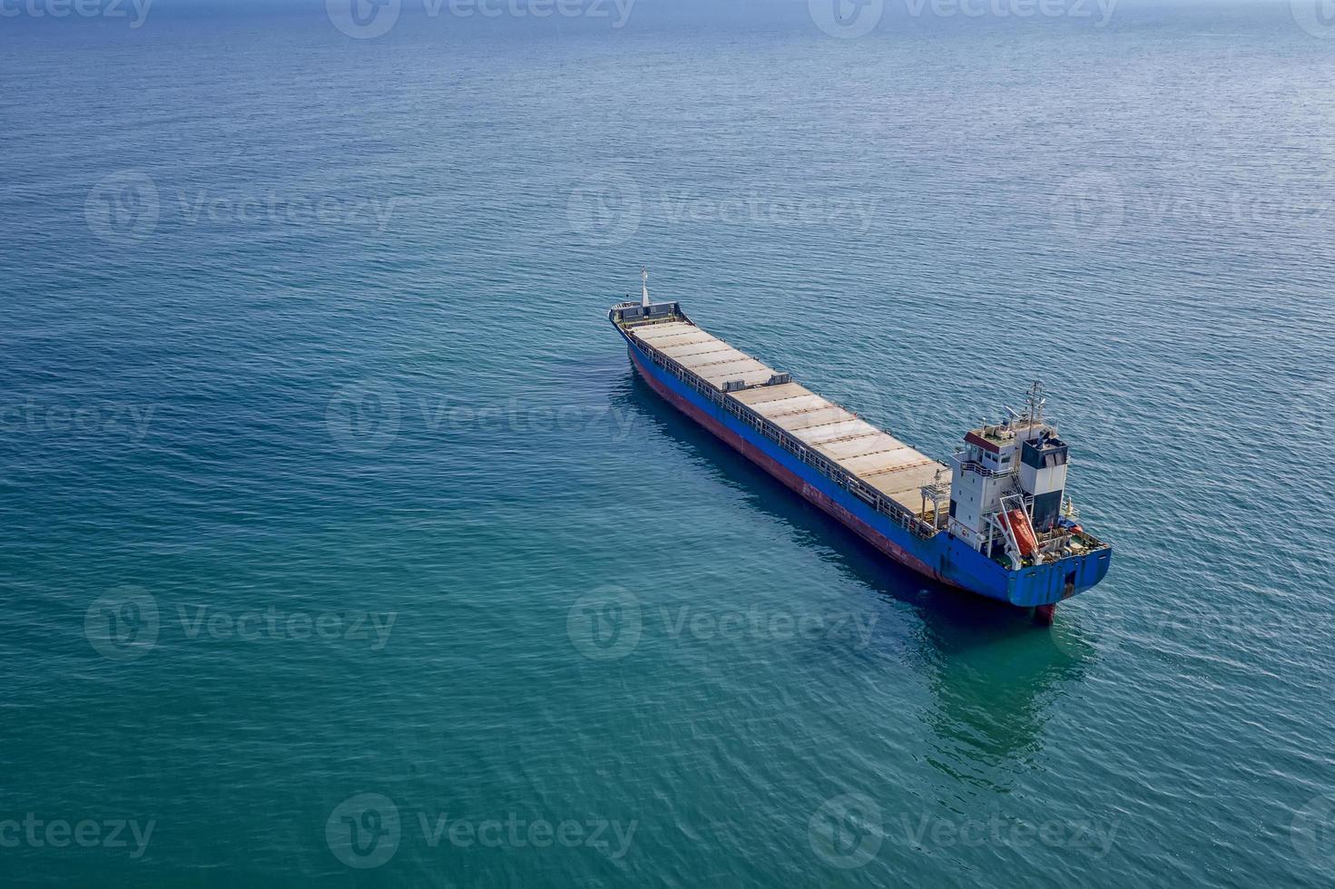 gran buque portacontenedores en el mar. vista superior aérea de la navegación de contenedores de importación y exportación de buques de contenedores de carga. foto
