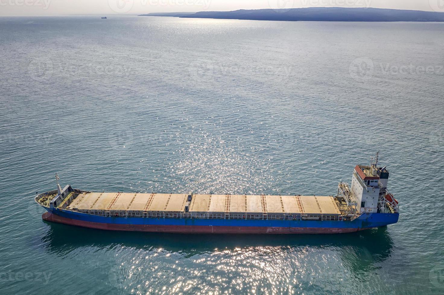 gran barco vacío en el mar. vista superior aérea de la navegación de importación-exportación de buques de carga. foto