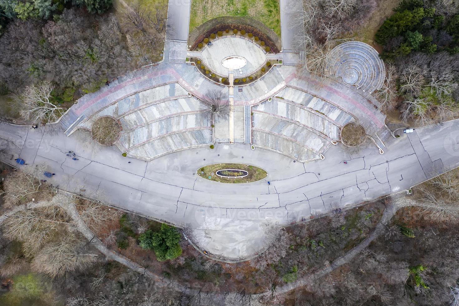 vista superior desde el dron de los senderos y árboles del parque de la ciudad. elemento de arquitectura foto