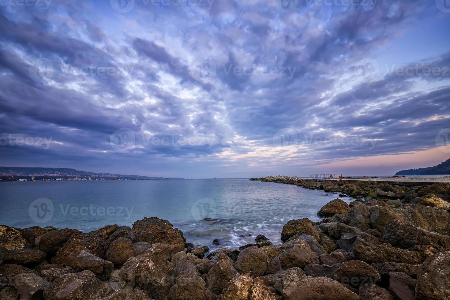 vista idílica con impresionantes nubes sobre el muelle del mar foto