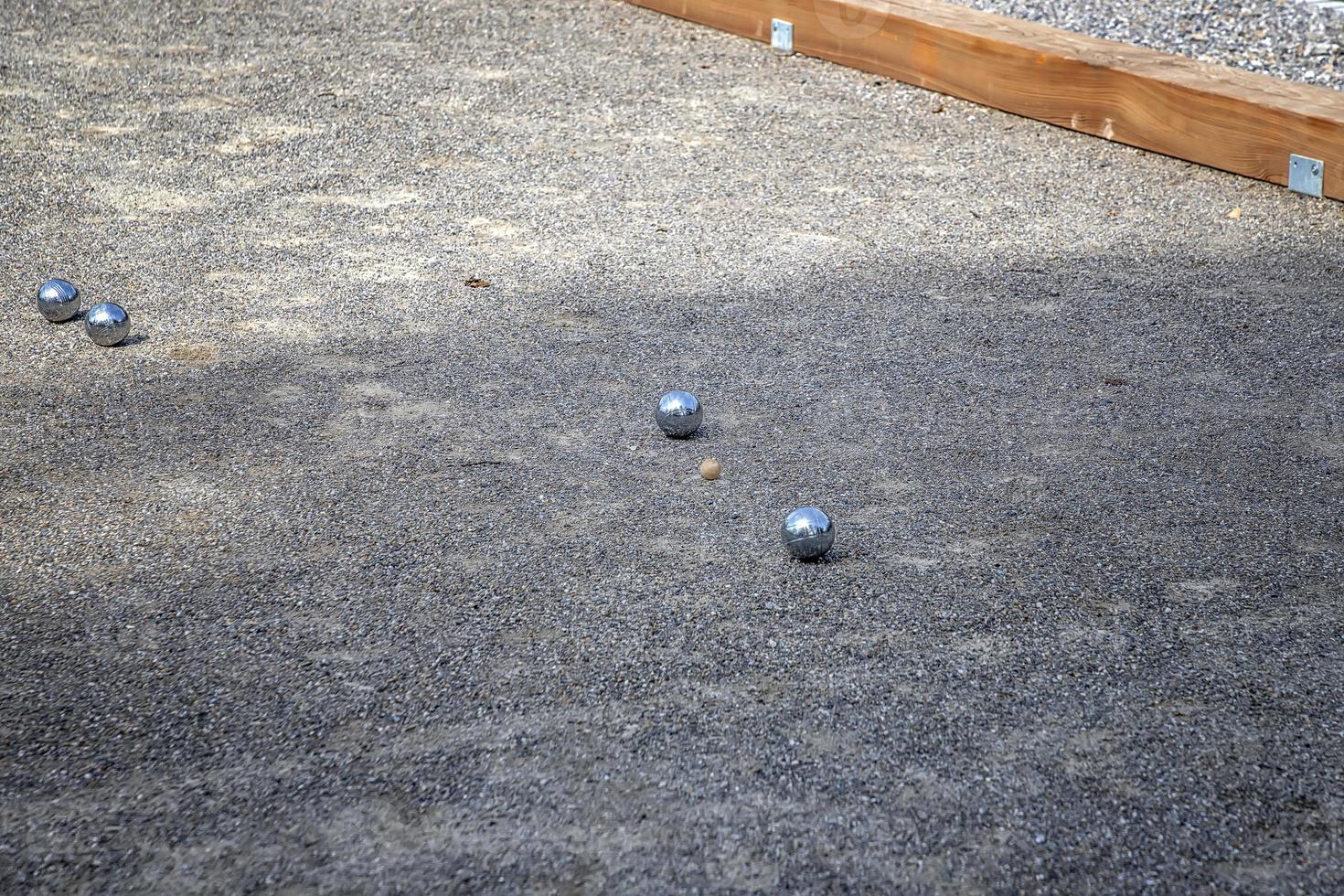 bolas de petanca en el campo de juego, la bola de petanca es de hierro para tirar en el momento de relajarse foto