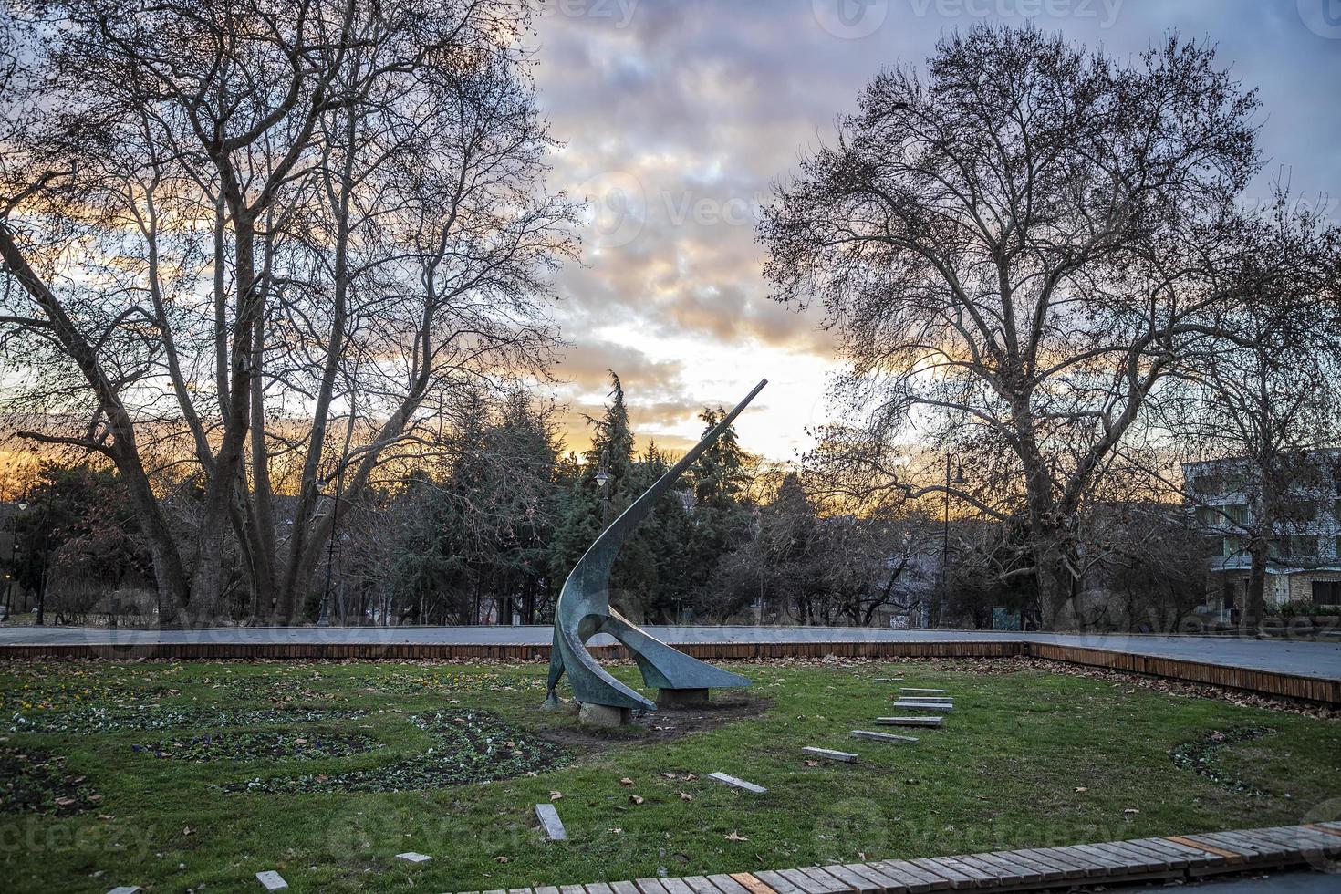 reloj de sol en el jardín del mar en varna, bulgaria foto