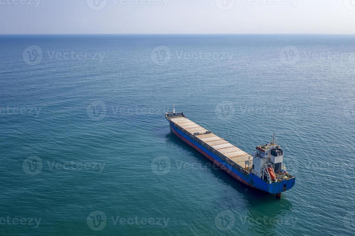 gran barco vacío en el mar. vista superior aérea de la navegación de importación-exportación de buques de carga. foto