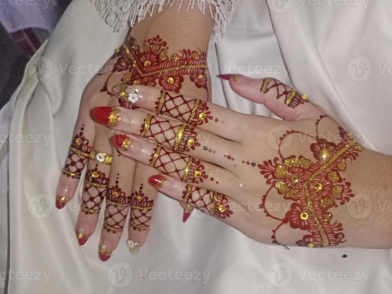 beautiful henna to prepare for the wedding day photo