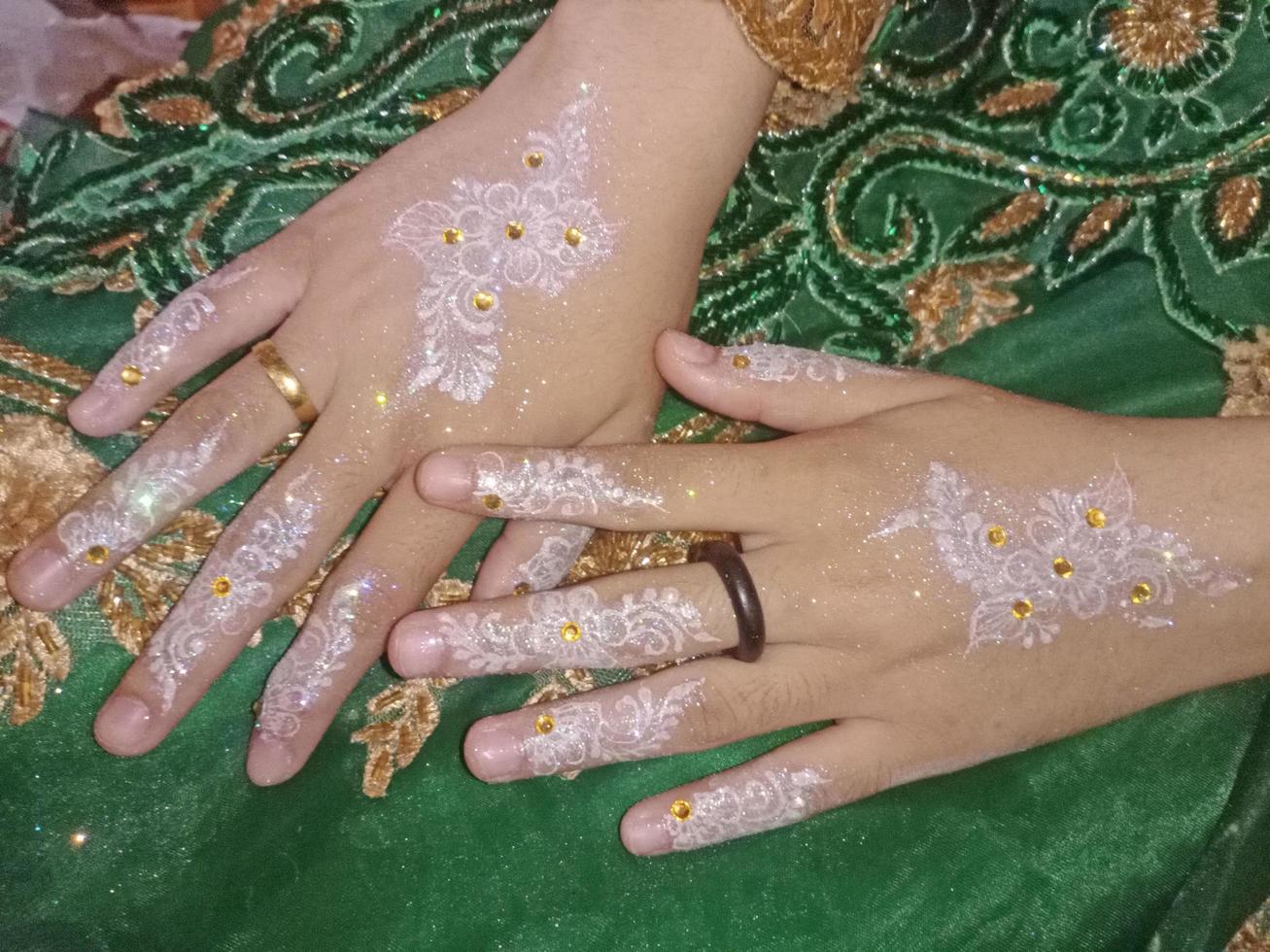 beautiful henna to prepare for the wedding day photo