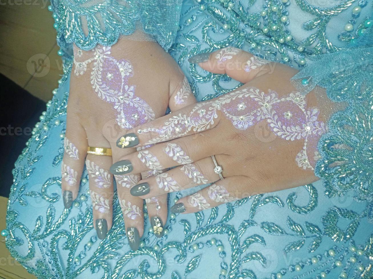beautiful henna to prepare for the wedding day photo