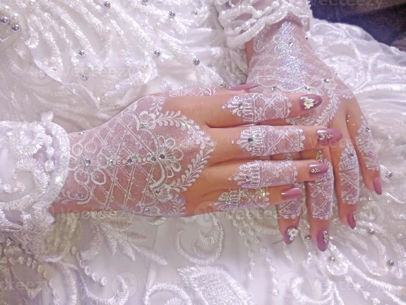 beautiful henna to prepare for the wedding day photo