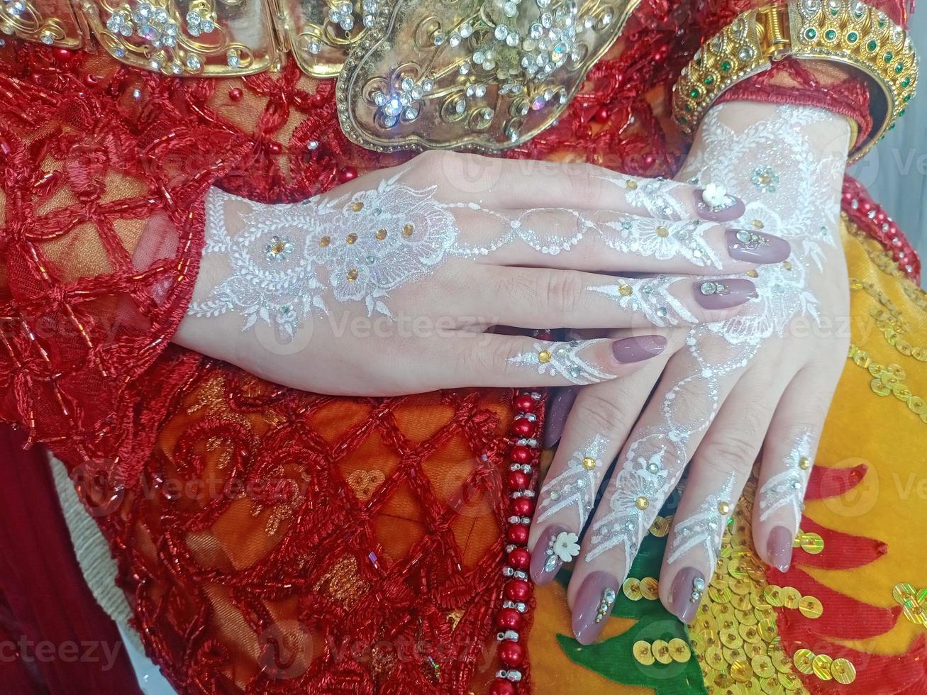 beautiful henna to prepare for the wedding day photo